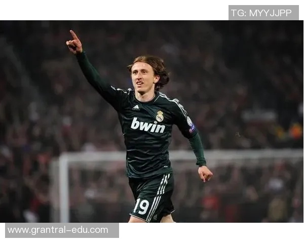 长发飘逸的年轻足球明星在绿茵场上的精彩表现与未来潜力分析